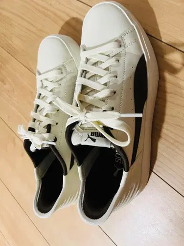 PUMA 여성용 스니커즈 화이트 블랙 (1회 착용 새상품급)
