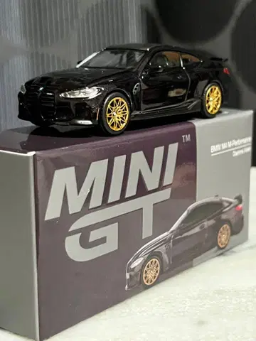 MINI GT BMW M4 M 퍼포먼스 데이토나 바이올렛