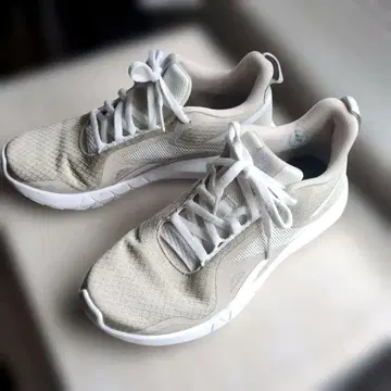 Reebok 스니커즈 베이지 계열 23cm