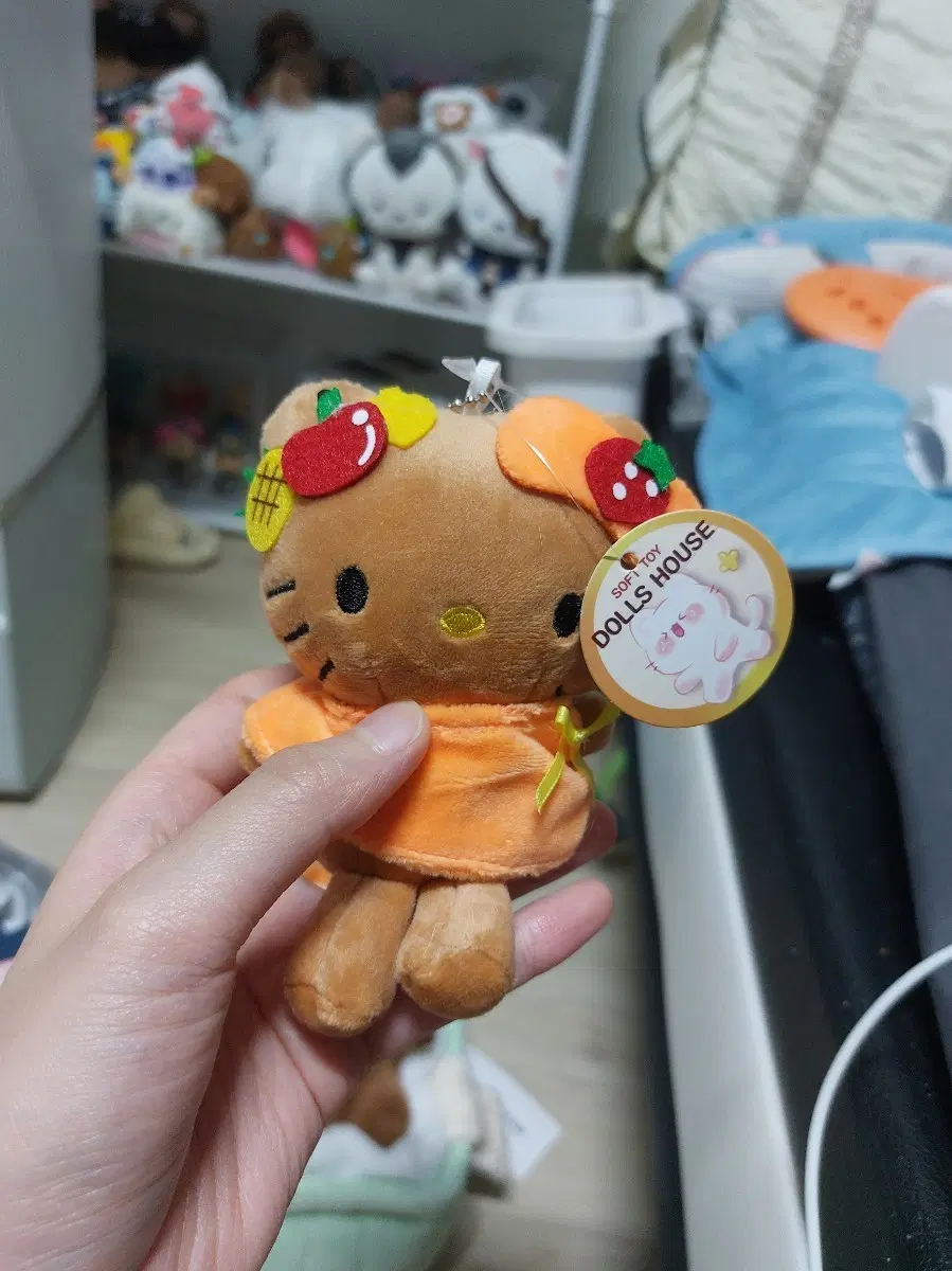 헬로키티 갈색 인형 오렌지 원피스