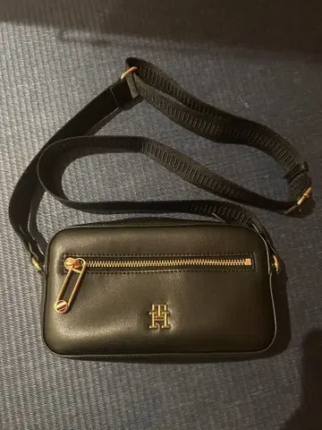 새상품급 Tommy Hilfiger 블랙 숄더백