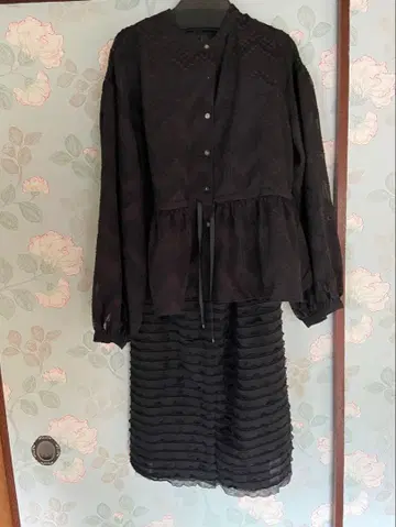 블랙 블라우스와 스커트 셋업