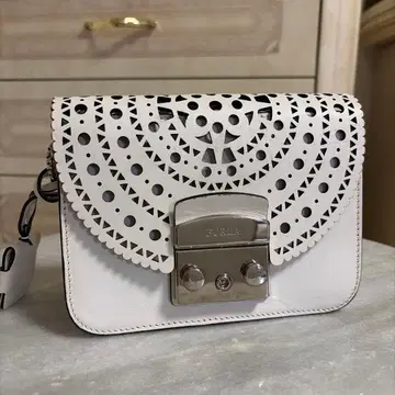 FURLA 메트로폴리스 화이트 펀칭