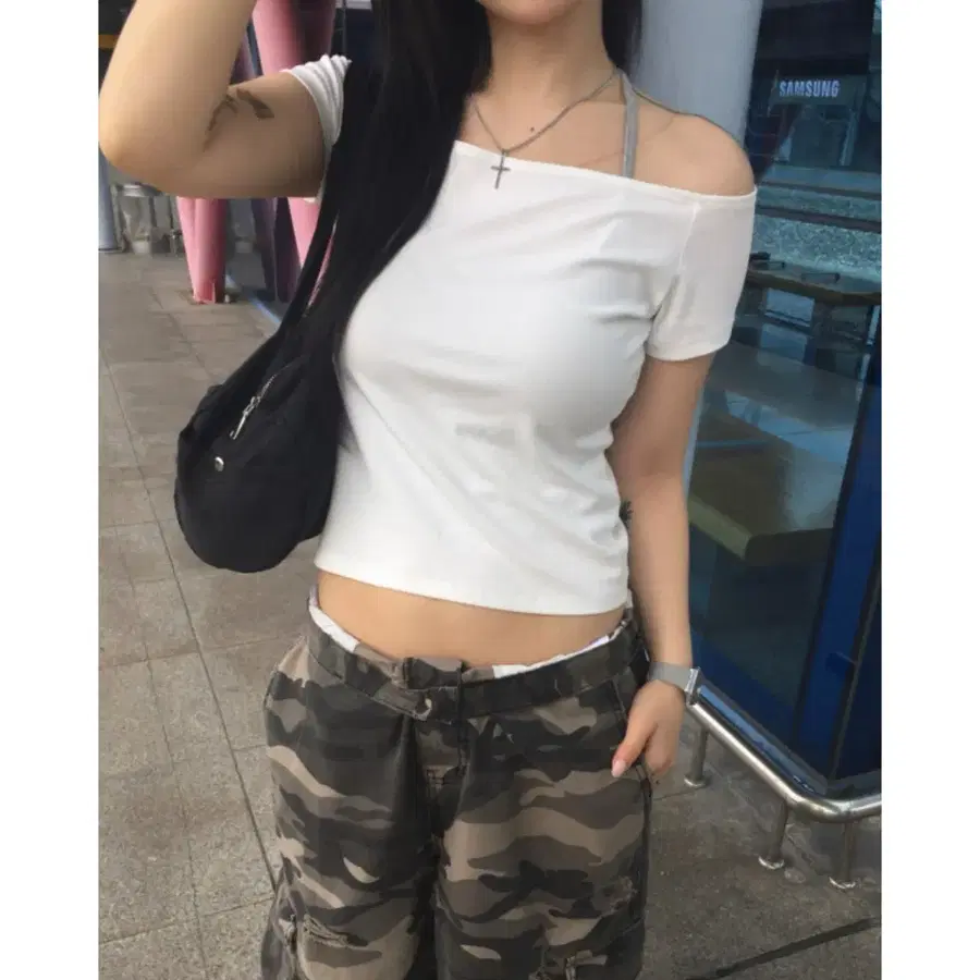 이즈이즈 이지 오프숄더 반팔 티셔츠 아이보리