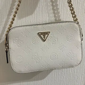 GUESS 화이트 숄더백 체인