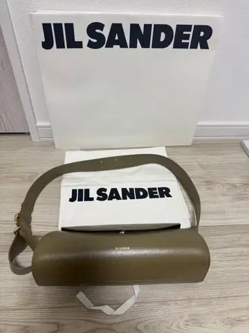 질샌더 칸노로 스몰 카키 레어 컬러 게재 기간 이달 말까지