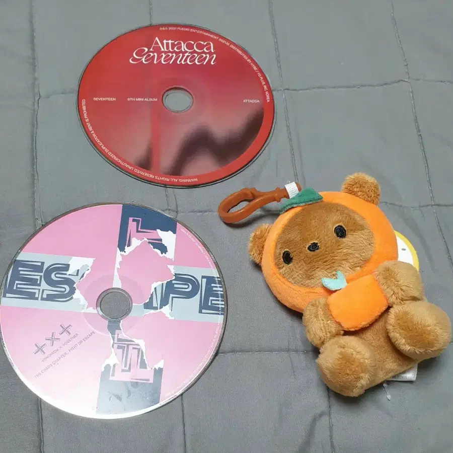 세븐틴 Attacca 앨범 + 투바투 Escape 앨범 + 곰돌이 키링 일괄