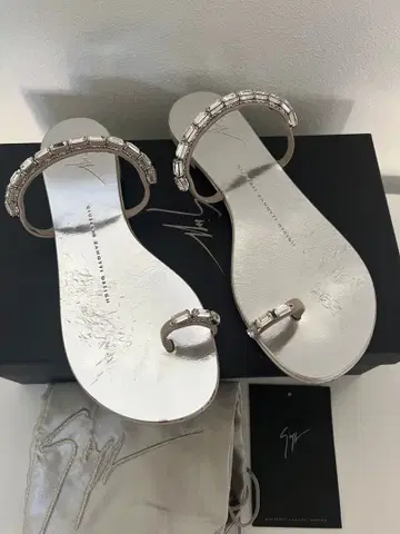 주세페 자노티 통 샌들