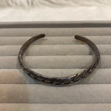 꼬임 디자인 뱅글 실버 컬러 23.0g 18.5cm