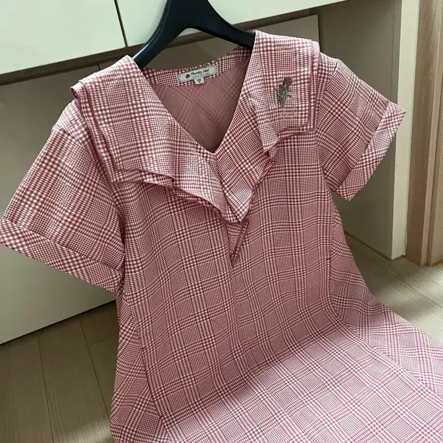 써스데이아일랜드 바스락 시어서커 플라워자수 프릴 더블 빅카라 원피스 체크 반팔 여름 브이넥 레드 핑크