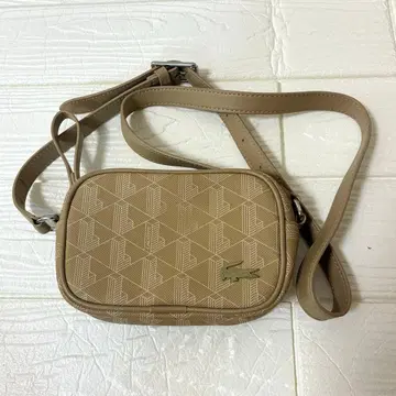 새상품급 LACOSTE 모노그램 라운드 스퀘어 숄더백 베이지