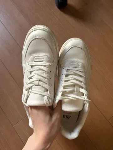ZARA 화이트 스니커즈