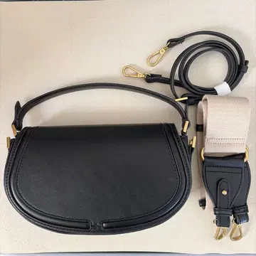 새상품급 ZARA 하프문 블랙 가죽 숄더백