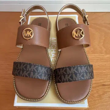 가격 인하 [ 미사용 새상품 ] MICHAEL KORS MK 로고 샌들 브라운