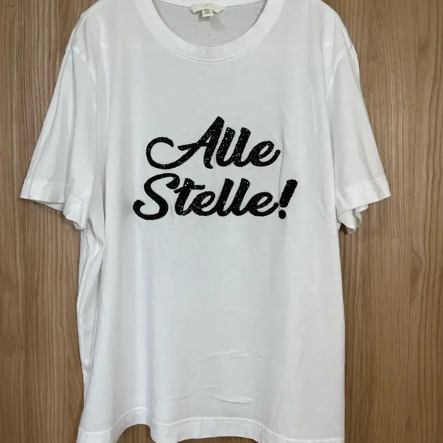 H&M 화이트 "Alle Stelle!" 레터링 반팔티 L
