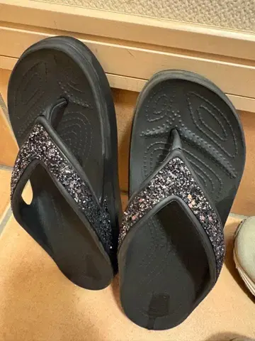 Crocs 샌들 블랙 라메 비치 샌들