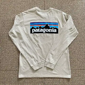 Patagonia 긴팔 티셔츠 베이지 백 프린트