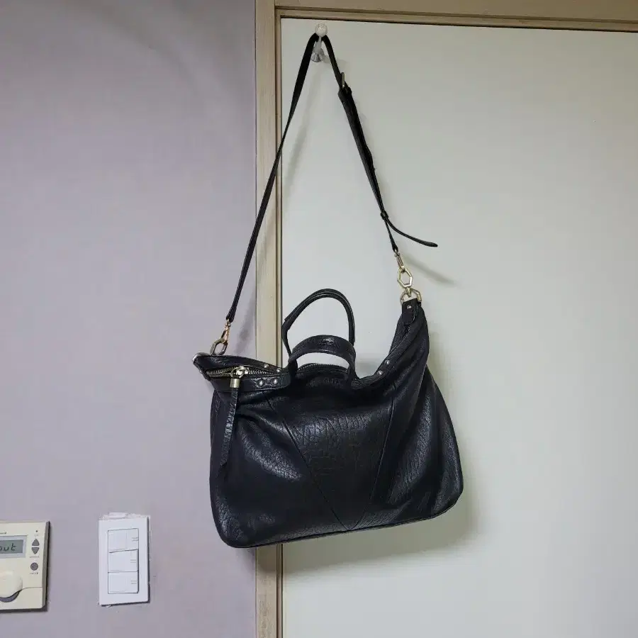 가죽 소재의 브리엘 숄더. 크로스 백이에요