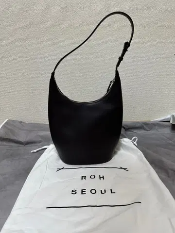 ROH SEOUL 미디엄 어라운드 호보 백 브라운