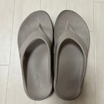 가격 인하! OOFOS 리커버리 샌들 그레이 EU39
