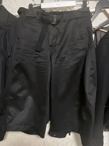 sacai 26SS 코튼 커브 실루엣 하프 팬츠