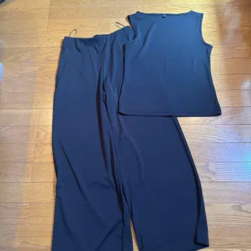 UNIQLO 크레이프 저지 슬리브리스 팬츠 셋업 블랙 M