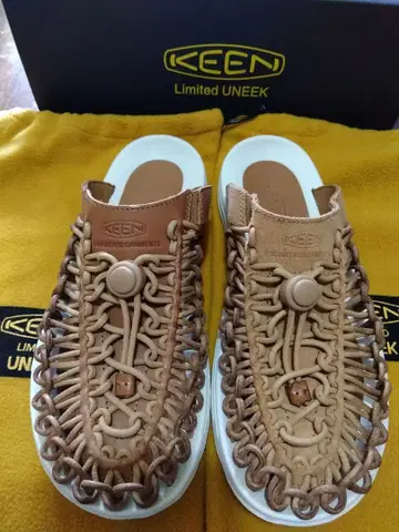 KEEN UNEEK PREMIUM LEATHER SLIDE
