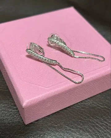 스와로브스키 Swarovski 크리스탈 장식 체인 귀찌