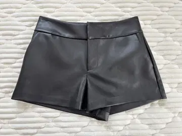 ZARA 인조 가죽 숏팬츠