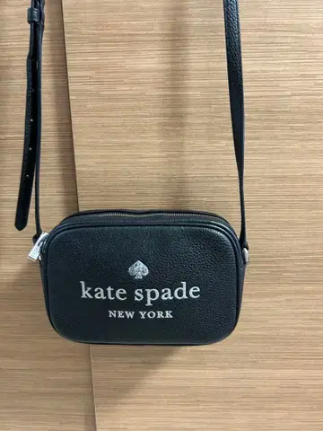 [ Kate spade ] 글리터 로고 카메라백 블랙 가죽