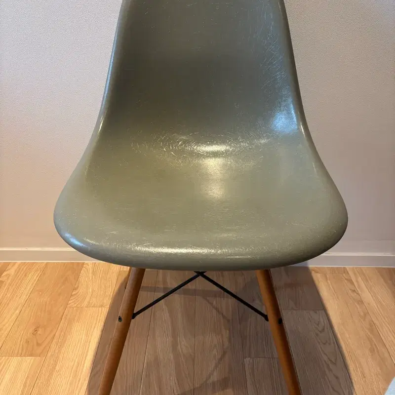 비트라 임스 파이버글라스 사이드체어 DSW Raw Umber