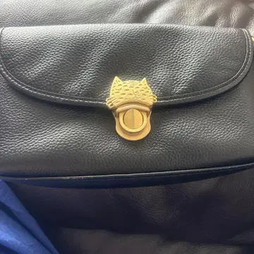 고양이 모티브 골드 금장 장식 숄더백 블랙