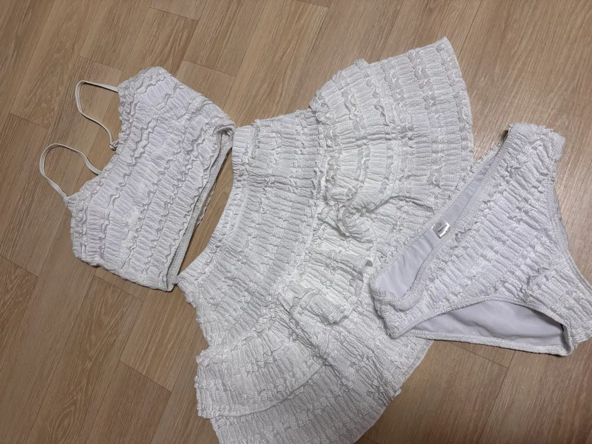 [러빈브리즈] 화이트 러플 비키니 (3pcs set)