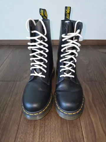 [ 오봉 한정 가격 인하 ] Dr. Martens 10홀 부츠 블랙