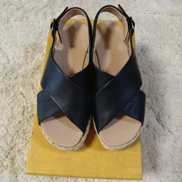 Clarks 크로스 스트랩 샌들 에스파드리유