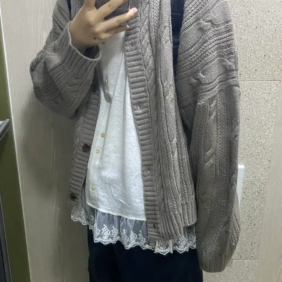 육육걸즈 꽈배기 가디건 모카색