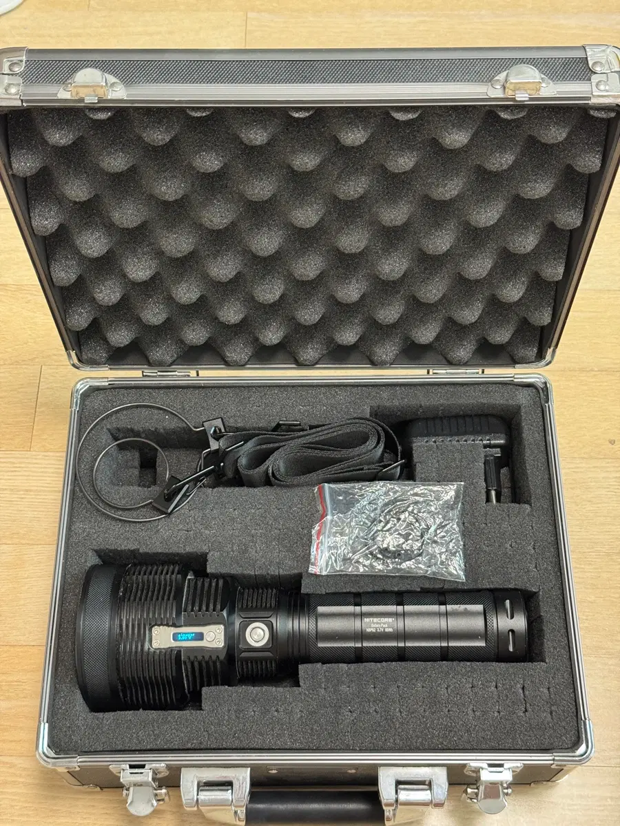 Nitecore TM36 서치라이트