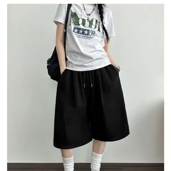 블랙 핀턱 버뮤다 팬츠