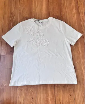 [새상품] ZARA 자라 입체 플라워 화이트 T셔츠 L사이즈