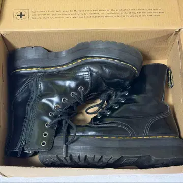 Dr. Martens JADON 8홀 부츠 블랙