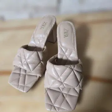 새상품급 ZARA 퀼팅 샌들 38size