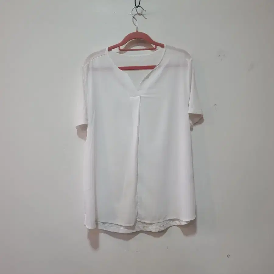 화이트 브이넥 블라우스