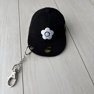 뉴에라와 마리콴트 콜라보 파우치