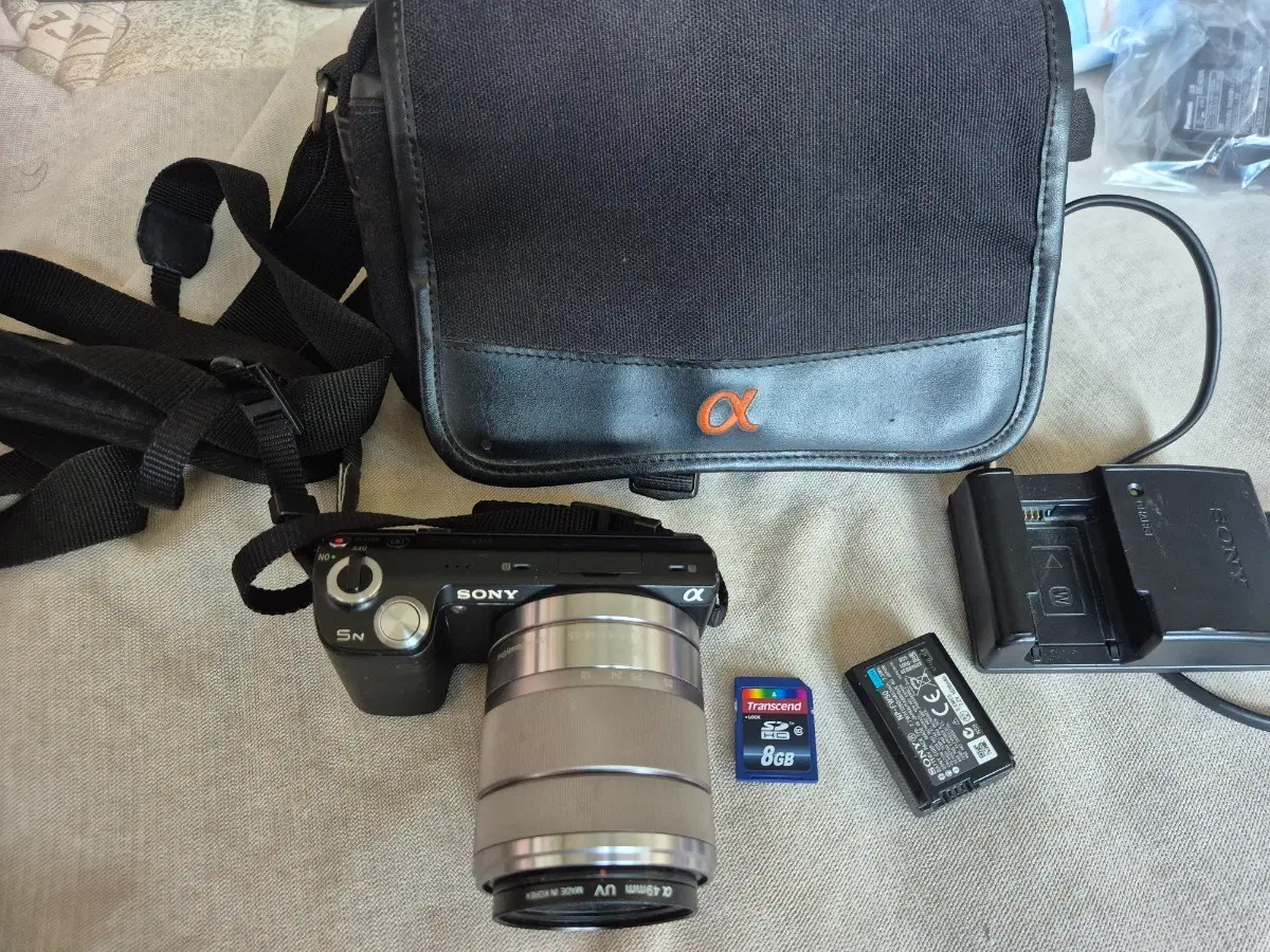 소니 알파 NEX-5N 카메라 + 가방 + 충전기 + 배터리 + 8GB SD카드