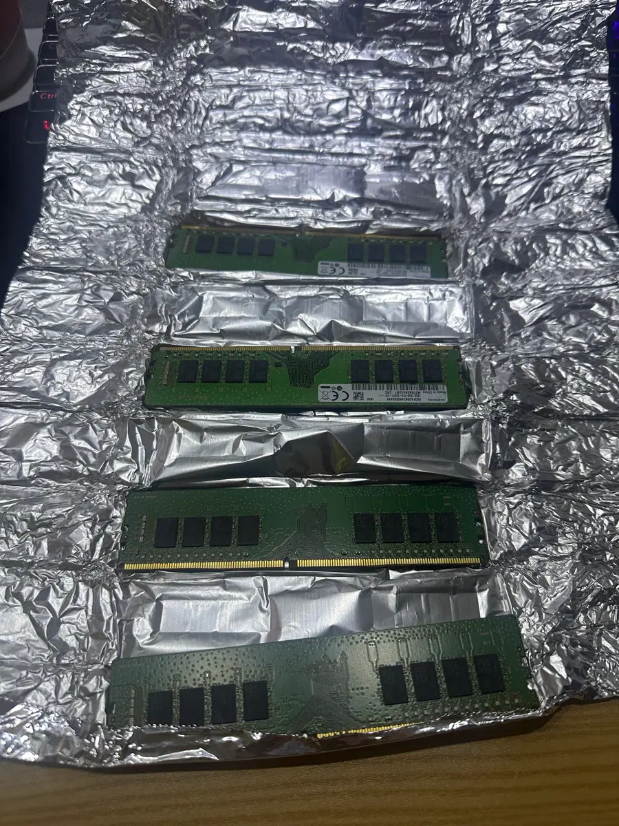 삼성 데스크탑 RAM DDR4 16기가 4개 팝니다 중고