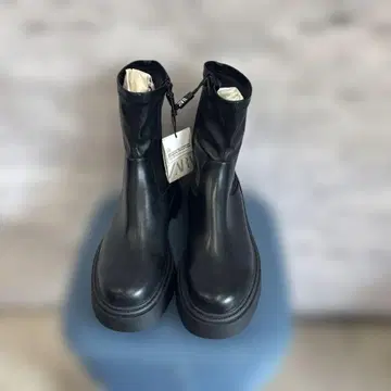 지퍼 달린 블랙 부츠 37(C-9)
