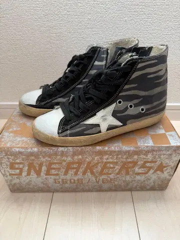 Golden Goose 하이컷 스니커즈 제브라 패턴