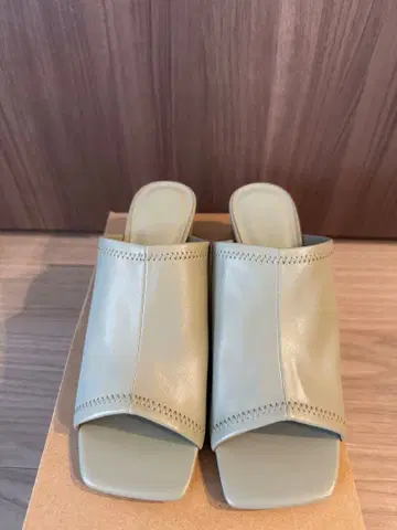 LOWRYS FARM 딥 어퍼 샌들