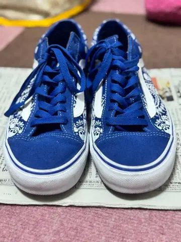 VANS 스컬 반다나 패턴 스니커즈 블루