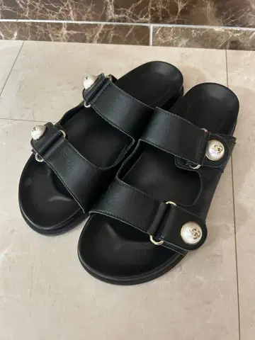 지미추 샌들 펄 장식 블랙